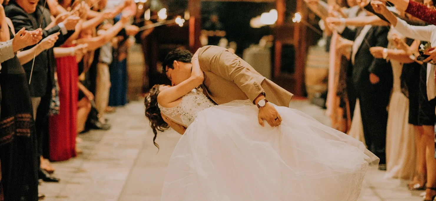 jeunes marriés s'embrassant